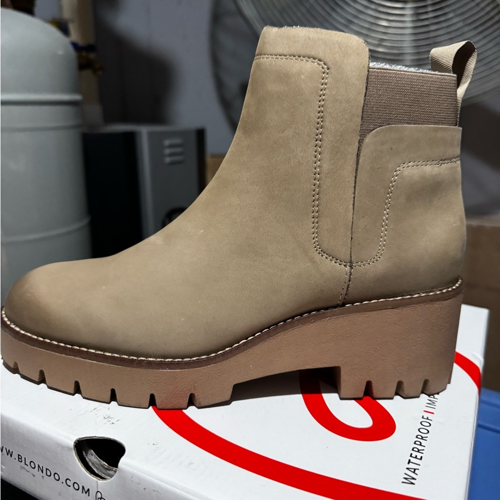 Brand new Blondo Chelsea Boot, waterproof size 8